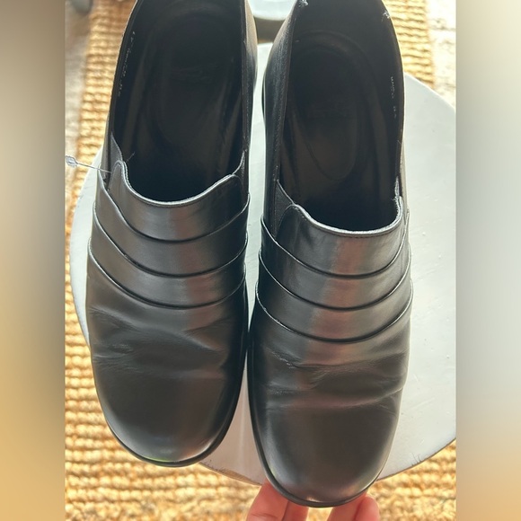 Dansko Black Leather Mules With Cushioned Comfort - Picture 4 of 12
